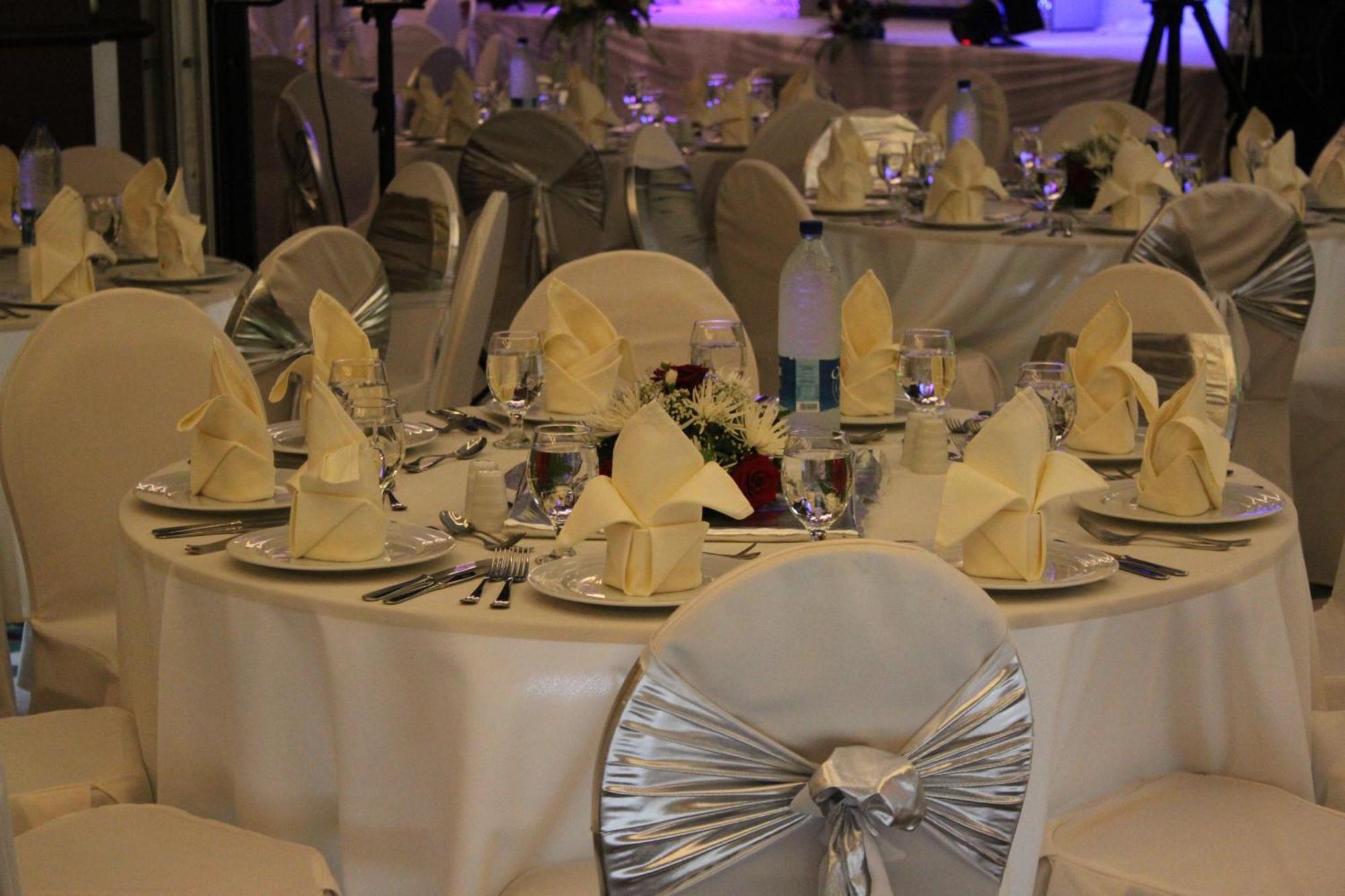Sunday Fujairah Bay Formerly Concorde Hotel Fudżajra Zewnętrze zdjęcie A table set for a formal dinner