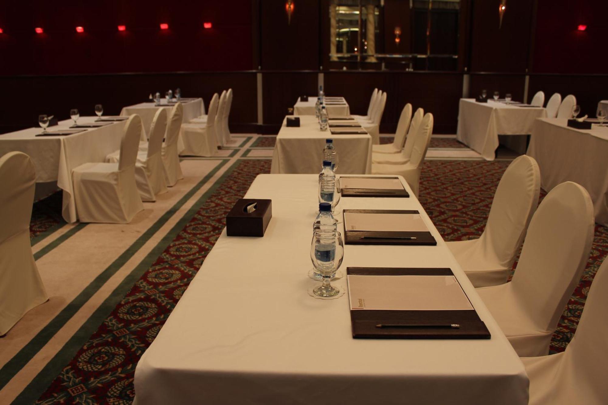 Sunday Fujairah Bay Formerly Concorde Hotel Fudżajra Zewnętrze zdjęcie The meeting room of the 2011 conference