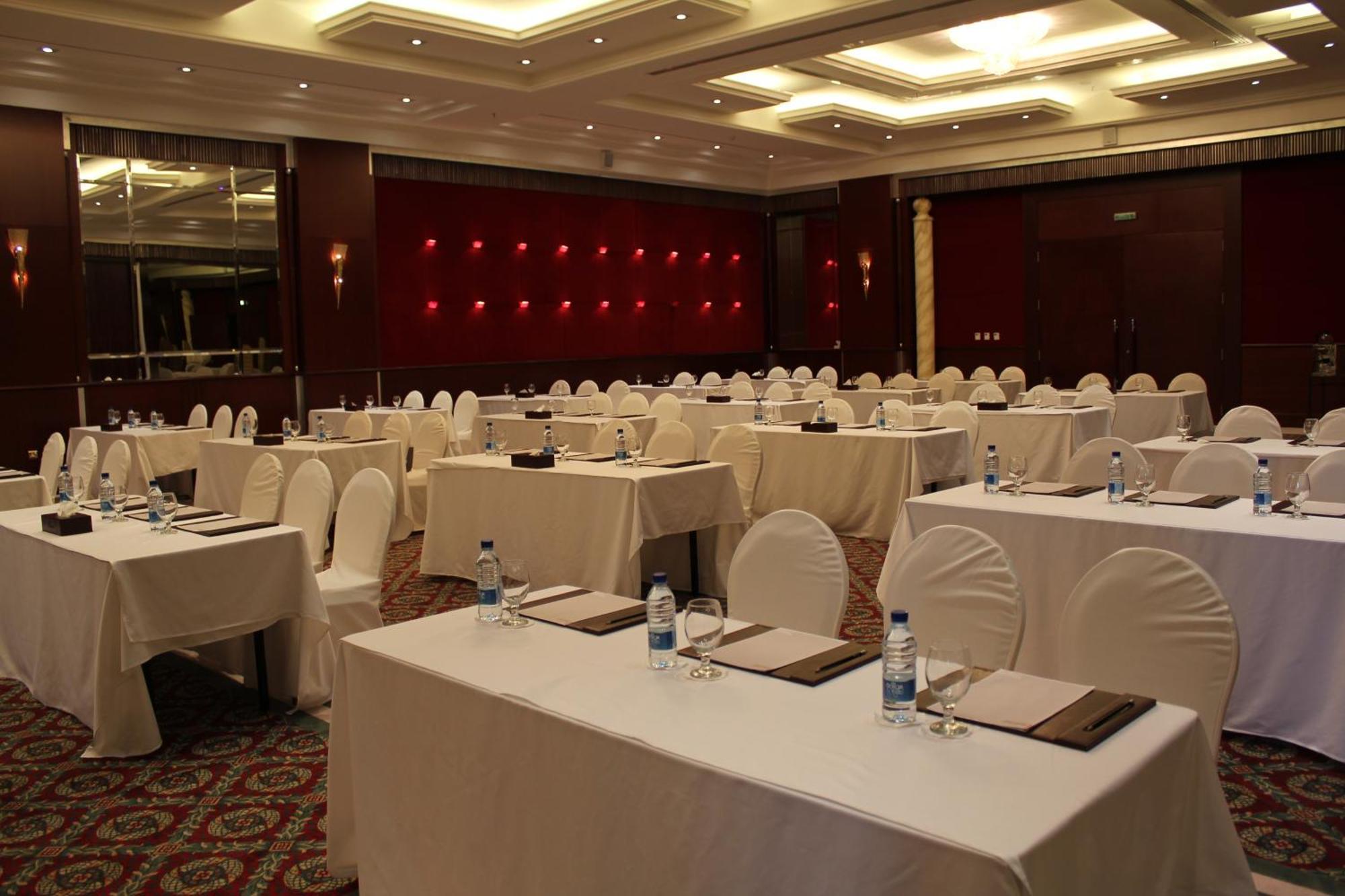 Sunday Fujairah Bay Formerly Concorde Hotel Fudżajra Zewnętrze zdjęcie A meeting room at the Taj Bengal