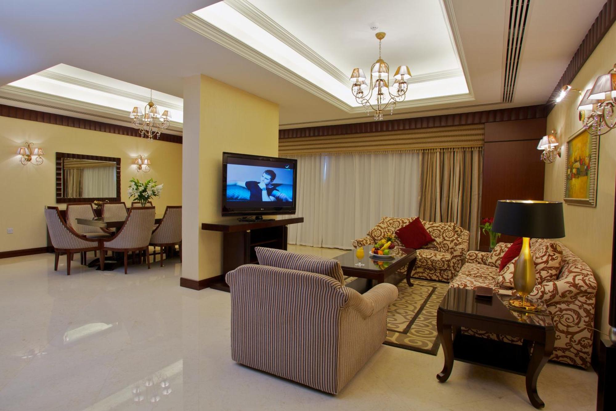 Sunday Fujairah Bay Formerly Concorde Hotel Fudżajra Zewnętrze zdjęcie A living room in a suite at the Jumeirah Emirates Towers Hotel