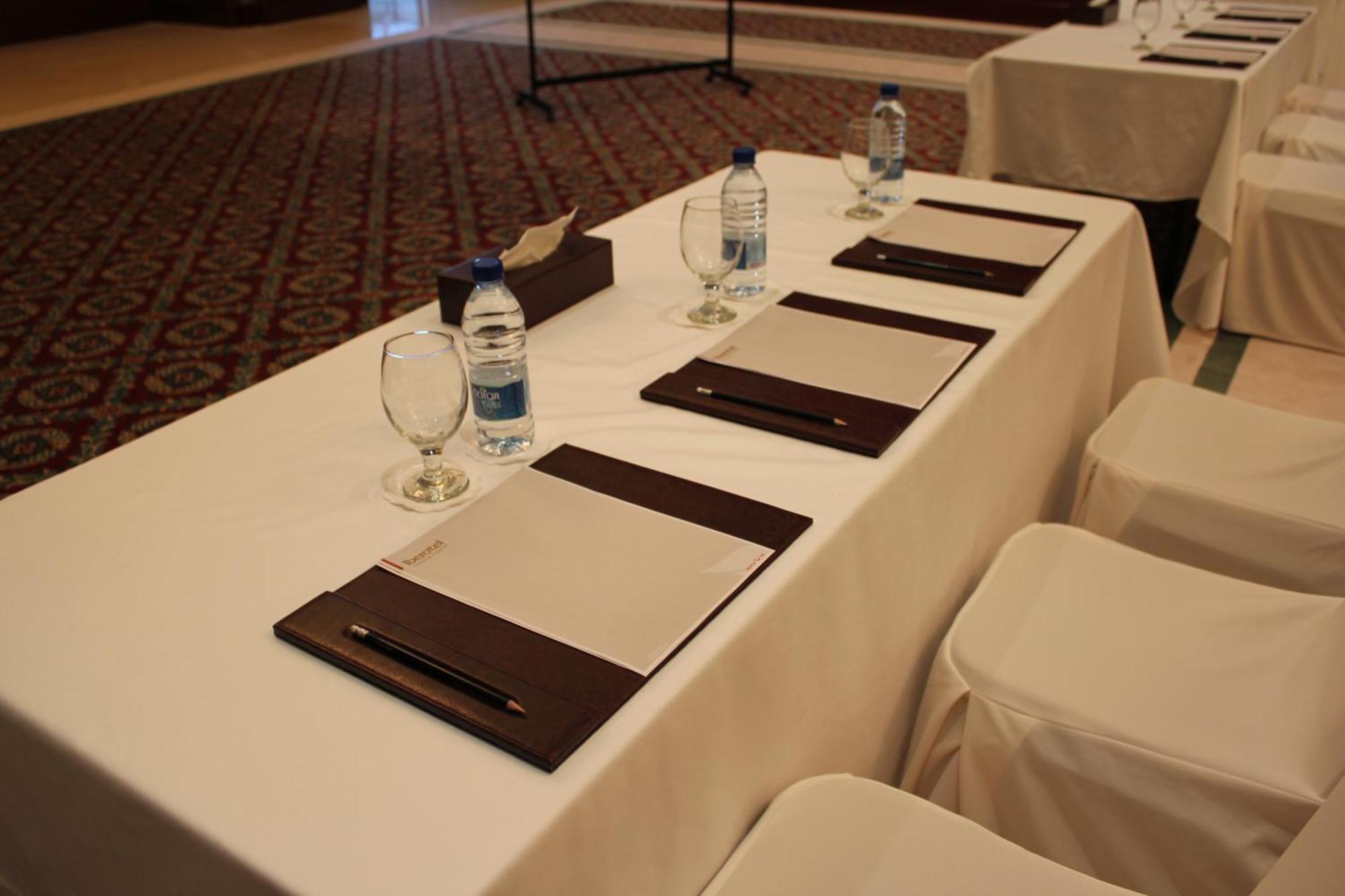 Sunday Fujairah Bay Formerly Concorde Hotel Fudżajra Zewnętrze zdjęcie A table set for a meeting