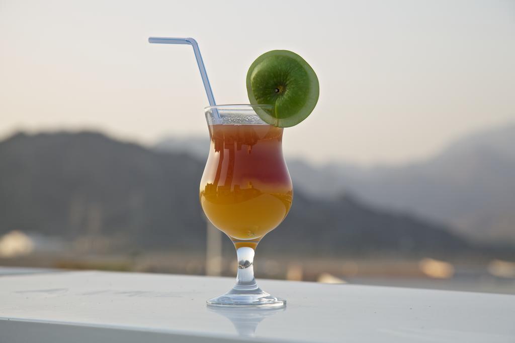 Sunday Fujairah Bay Formerly Concorde Hotel Fudżajra Zewnętrze zdjęcie A layered fruit juice
