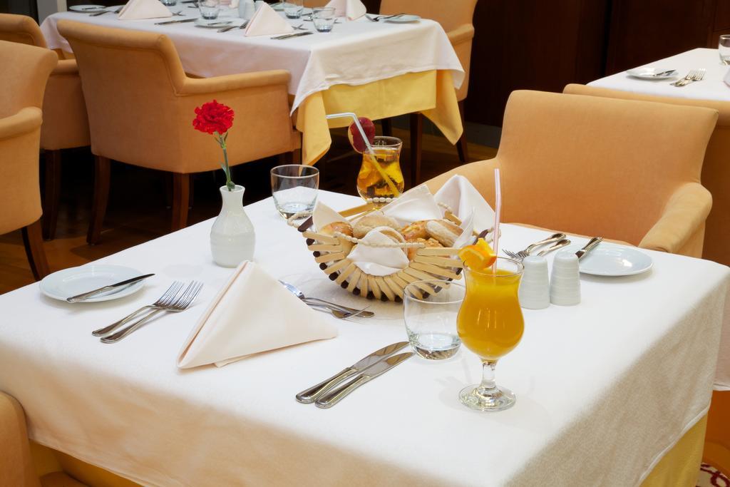 Sunday Fujairah Bay Formerly Concorde Hotel Fudżajra Zewnętrze zdjęcie A table set for fine dining