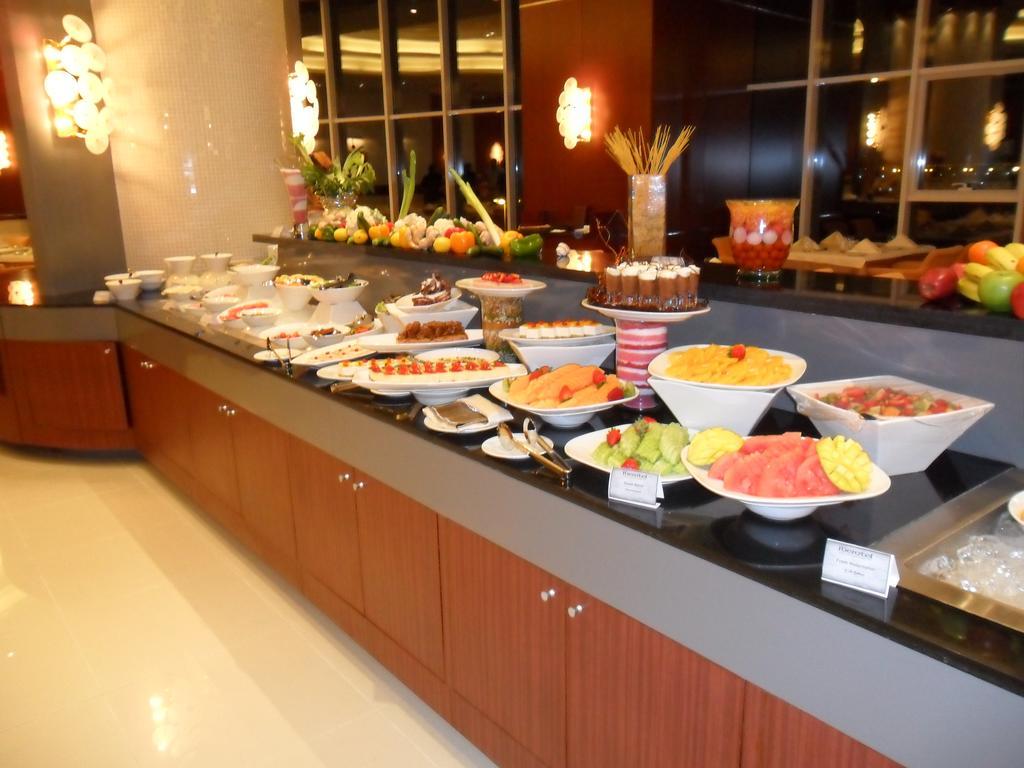 Sunday Fujairah Bay Formerly Concorde Hotel Fudżajra Zewnętrze zdjęcie A buffet at a hotel