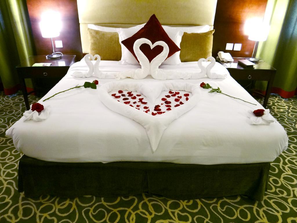 Sunday Fujairah Bay Formerly Concorde Hotel Fudżajra Zewnętrze zdjęcie A bed decorated for a wedding night