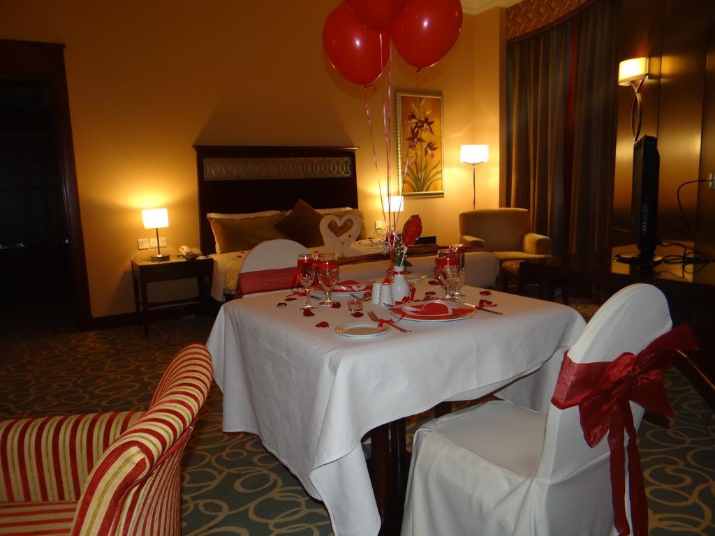 Sunday Fujairah Bay Formerly Concorde Hotel Fudżajra Zewnętrze zdjęcie A room decorated for Valentine's Day