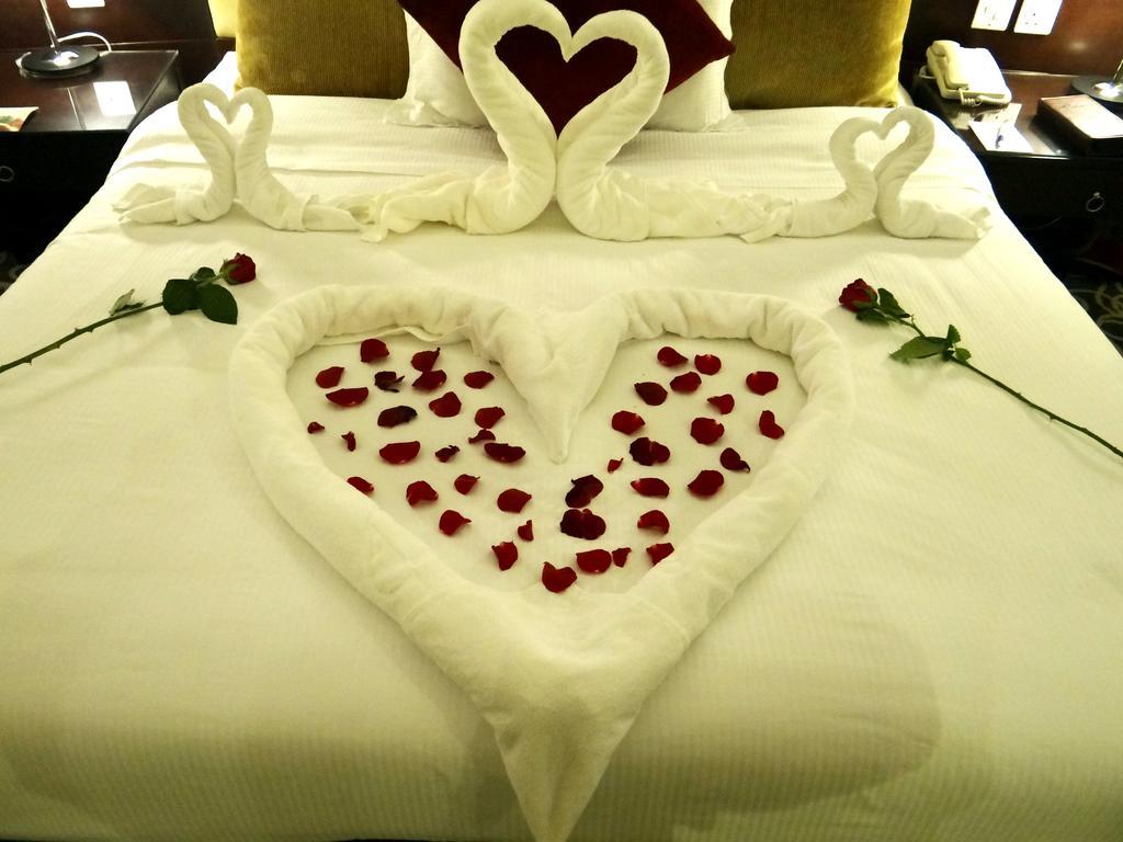 Sunday Fujairah Bay Formerly Concorde Hotel Fudżajra Zewnętrze zdjęcie A bed decorated for Valentine's Day